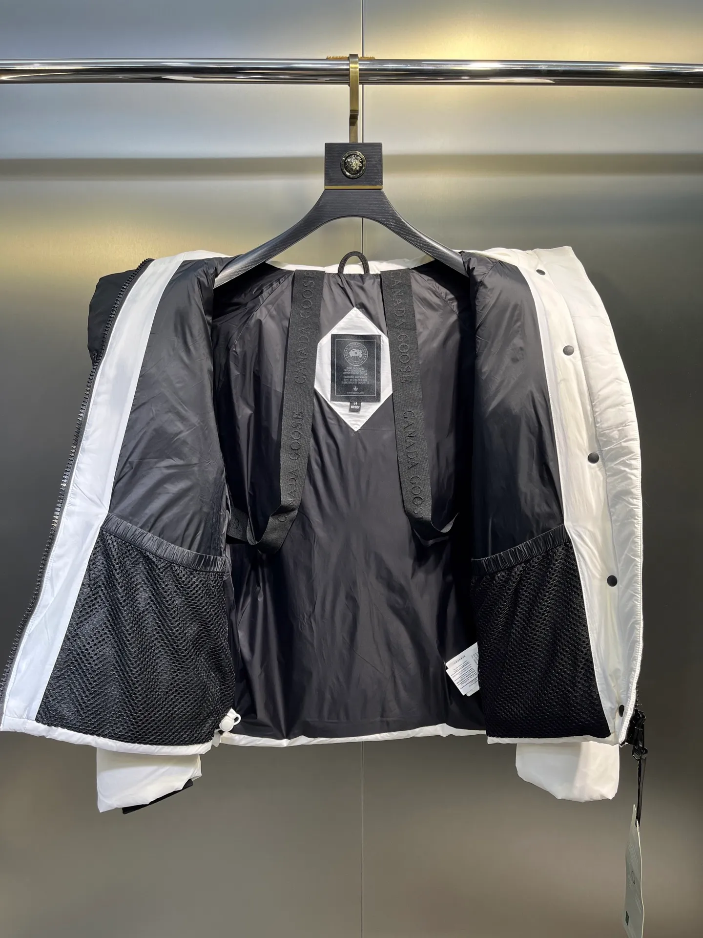 P740 Canada Goose🌟Ouyang Nana's same style 3m reflective black label down jacket junction junction parka is light weight and warm. The Junction Parka is made from soft enduraluxe fabric with cordura for added durability in high-wear areas, making it lightweight and durable. 360-degree reflective strips on the collar improve visibility in low-light environments. Features a removable hood for easy wearing during transitional periods when the weather warms up.  size：xs-xxl
